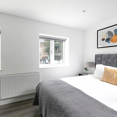 Cozy Apartments With King Size Beds Near Enfield Town & Chase Farm Train Stations With Wifi And Parking Exterior photo