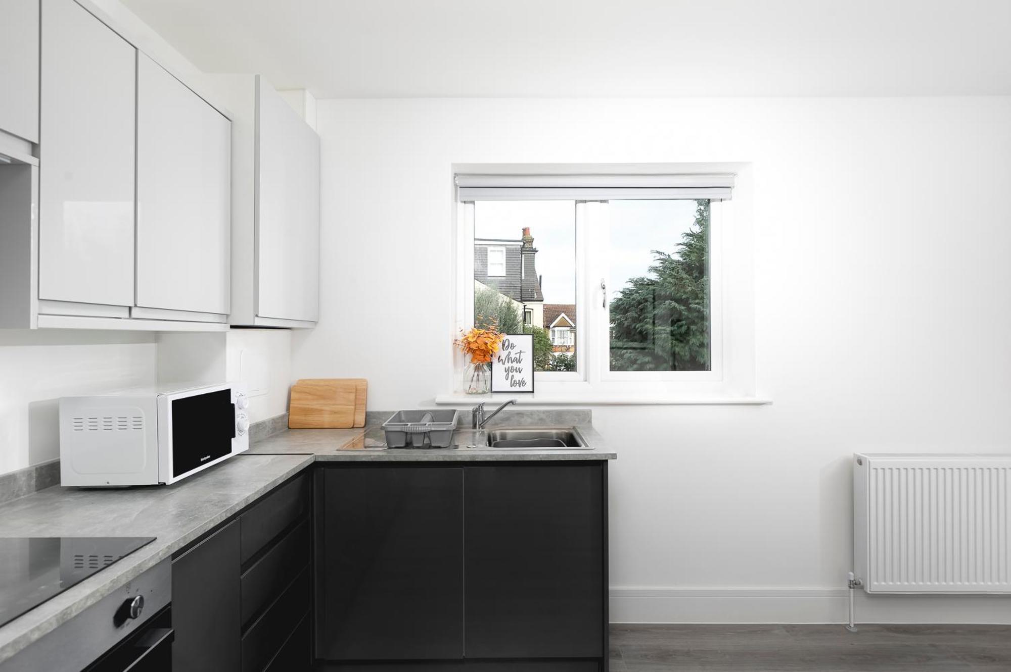 Cozy Apartments With King Size Beds Near Enfield Town & Chase Farm Train Stations With Wifi And Parking Exterior photo