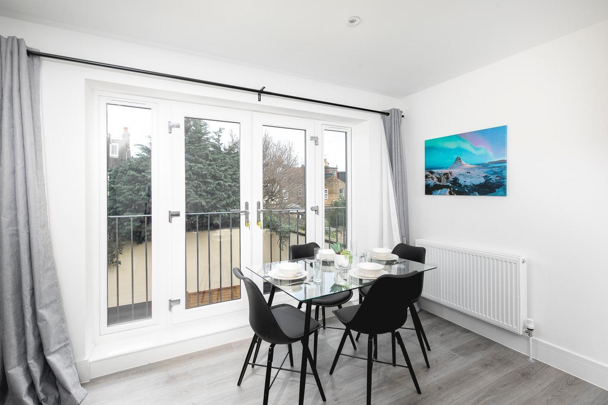 Cozy Apartments With King Size Beds Near Enfield Town & Chase Farm Train Stations With Wifi And Parking Exterior photo